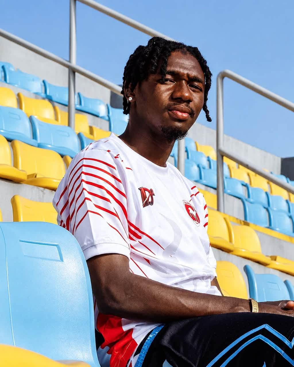 Joueur du BINGA FC assis en tribune
