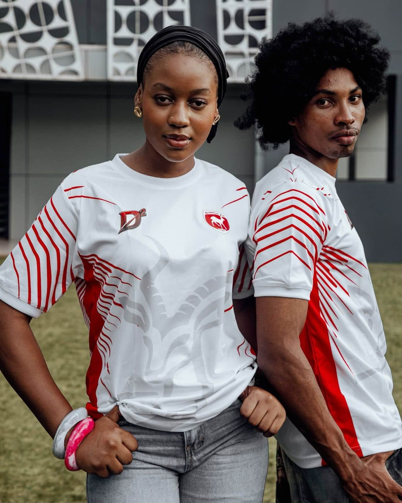 Deux joueurs en maillot BINGA FC blanc et rouge