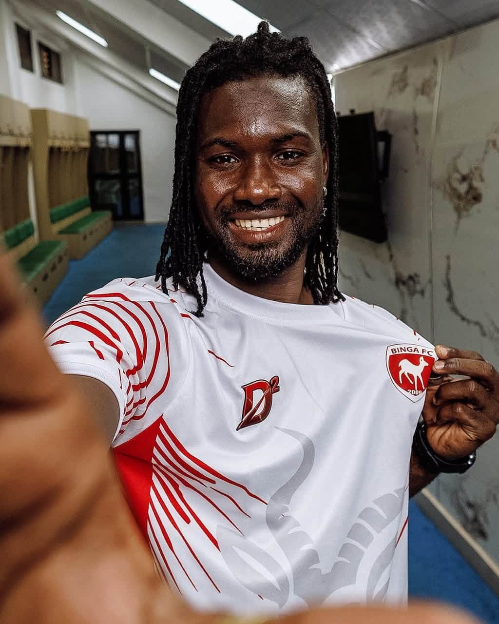 Joueur souriant dans le vestiaire